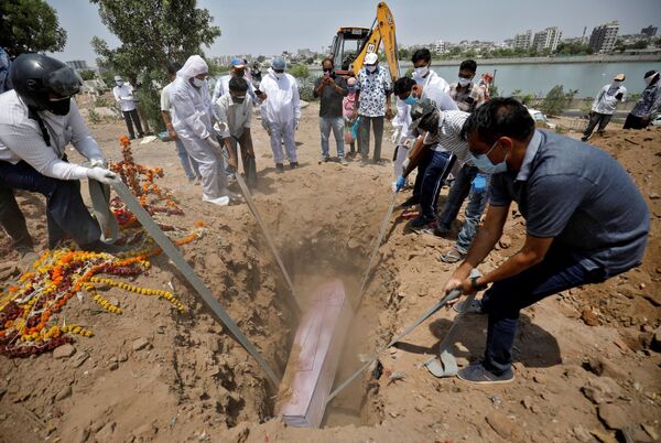 Mai táng người tử vong vì coronavirus trong một nghĩa trang ở Ahmedabad, Ấn Độ - Sputnik Việt Nam