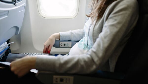 Người phụ nữ mang thai trên máy bay. - Sputnik Việt Nam
