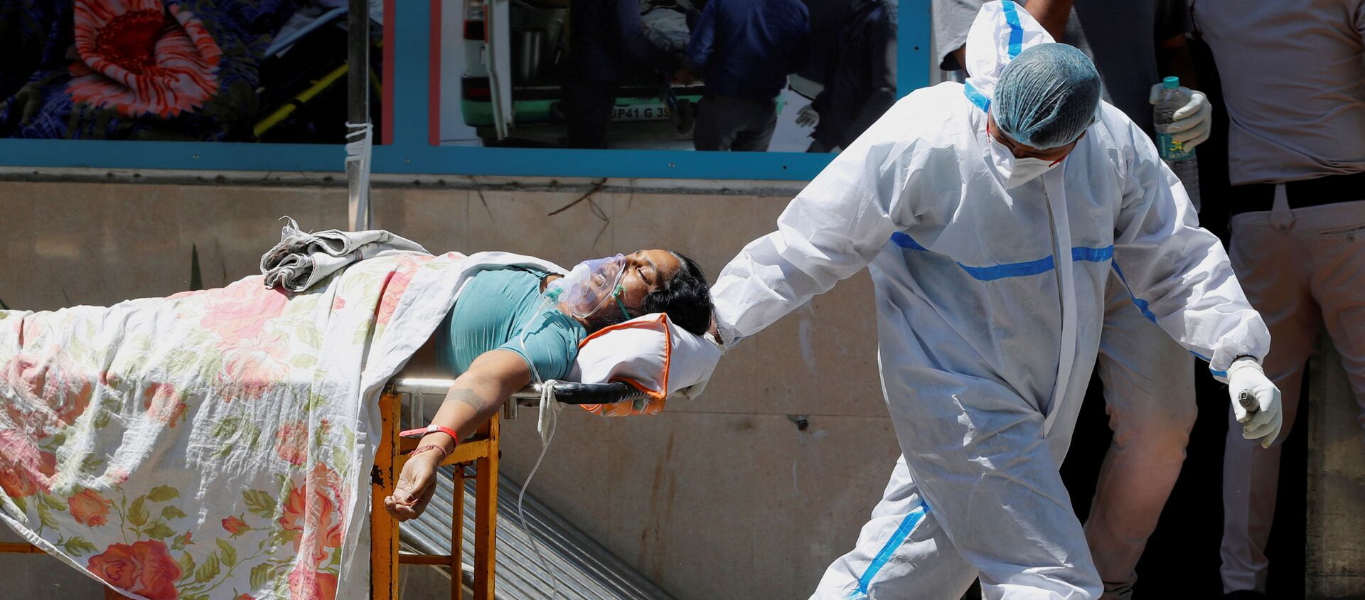 FILE PHOTO: Một nhân viên y tế mang thiết bị bảo vệ cá nhân (PPE) bế một bệnh nhân mắc bệnh do coronavirus (COVID-19) bên ngoài khu cấp cứu tại bệnh viện Guru Teg Bahadur, ở New Delhi, Ấn Độ, ngày 24 tháng 4 năm 2021. - Sputnik Việt Nam, 1920, 05.05.2021