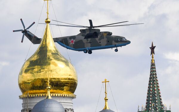Máy bay trực thăng hạng nặng Mi-26 trên bầu trời trong buổi diễn tập phần trên không của lễ duyệt binh ở Moscow - Sputnik Việt Nam