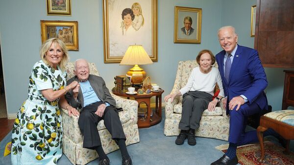 Joe Biden và vợ đến thăm gia đình cựu Tổng thống Hoa Kỳ Jimmy Carter - Sputnik Việt Nam