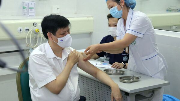 Bộ trưởng Bộ Y tế Nguyễn Thanh Long tiêm vaccine phòng COVID-19 - Sputnik Việt Nam