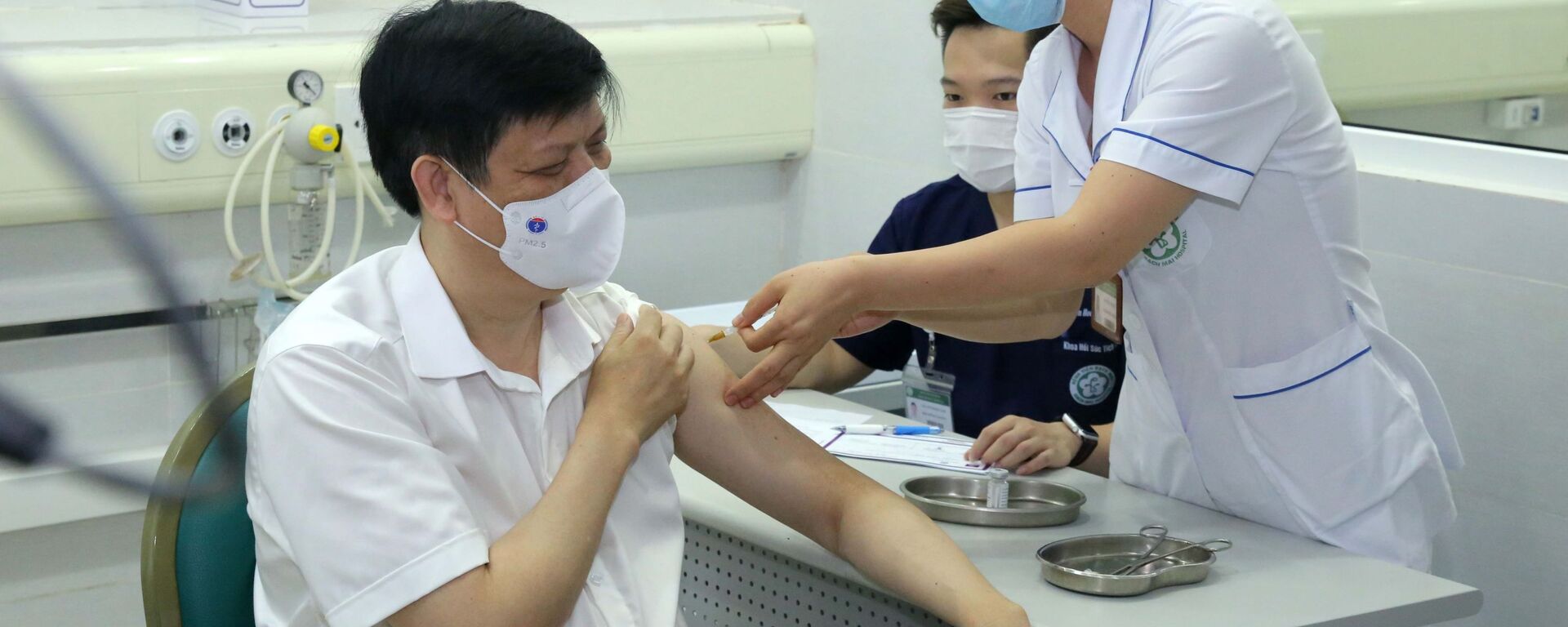 Bộ trưởng Bộ Y tế Nguyễn Thanh Long tiêm vaccine phòng COVID-19 - Sputnik Việt Nam, 1920, 06.05.2021