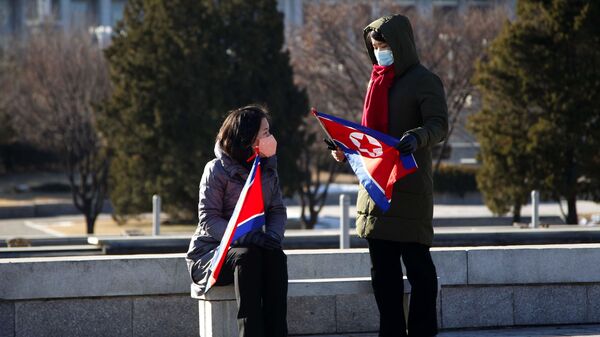 Hai người phụ nữ cầm cờ ở Bình Nhưỡng - Sputnik Việt Nam