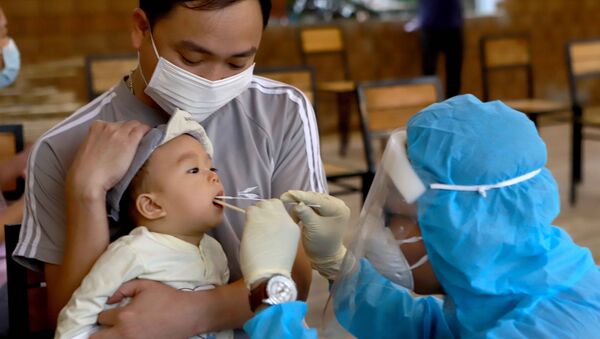 Nhân viên y tế thực hiện lấy mẫu xét nghiệm virus SARS-CoV-2 cho người dân ở Khu đô thị Đồng Sơn, thành phố Phúc Yên. - Sputnik Việt Nam