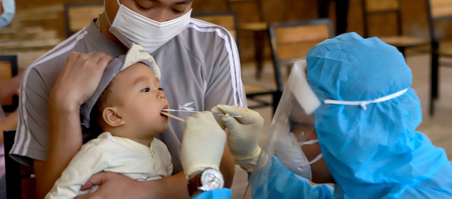 Nhân viên y tế thực hiện lấy mẫu xét nghiệm virus SARS-CoV-2 cho người dân ở Khu đô thị Đồng Sơn, thành phố Phúc Yên. - Sputnik Việt Nam, 1920, 06.05.2021