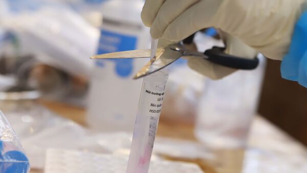 Nhân viên y tế thực hiện lấy mẫu xét nghiệm virus SARS-CoV-2 cho người dân ở Khu đô thị Đồng Sơn, thành phố Phúc Yên. - Sputnik Việt Nam