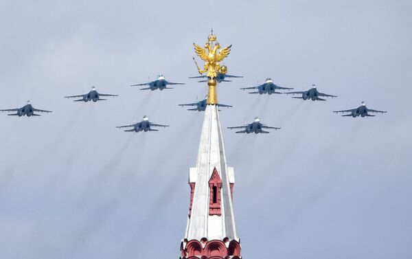 Đội hình đôi cánh chiến thuật gồm máy bay chiến đấu Su-30SM, Su-35S và máy bay ném bom Su-34 trong cuộc diễn tập không quân cho Lễ duyệt binh kỷ niệm 76 năm Ngày Chiến thắng. - Sputnik Việt Nam