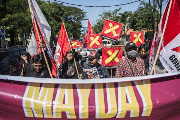 Cuộc biểu tình phản đối nhân Lễ hội 1 tháng Năm hoặc Ngày Quốc tế Lao động ở Surabaya, Indonesia. - Sputnik Việt Nam