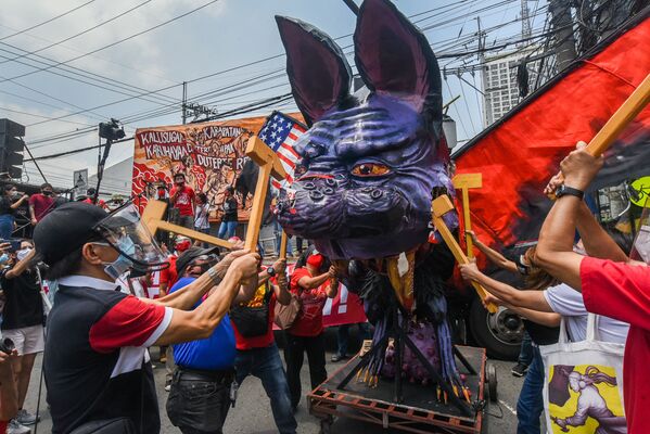 Phá huỷ hình nộm Tổng thống Philippines Rodrigo Duterte trong cuộc biểu tình phản đối nhân Ngày lễ Lao động ở Manila, Philippines - Sputnik Việt Nam