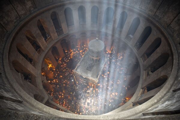 Lửa Thánh giáng trần trong Nhà thờ Mộ Chúa ở Jerusalem - Sputnik Việt Nam