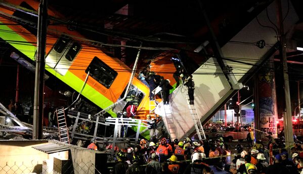 Nhân viên cứu hộ tại hiện trường vụ sập cầu ở ga tàu điện ngầm Olivos tại Mexico City, Mexico - Sputnik Việt Nam