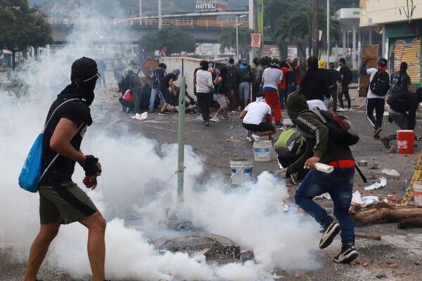 Người biểu tình đụng độ với nhân viên công lực ở Cali, Colombia - Sputnik Việt Nam