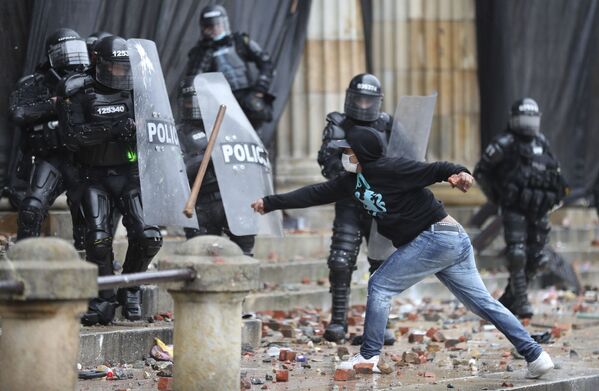 Người biểu tình đụng độ với cảnh sát ở Bogota, Colombia - Sputnik Việt Nam