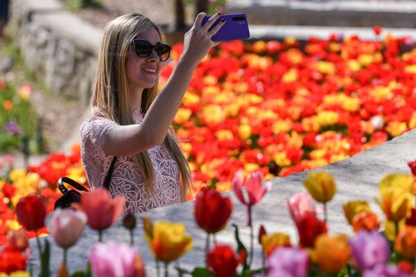 Khách thăm triển lãm «Cuộc diễu hành của hoa Tulip» trong Vườn bách thảo Nikitsky ở Yalta, LB Nga - Sputnik Việt Nam