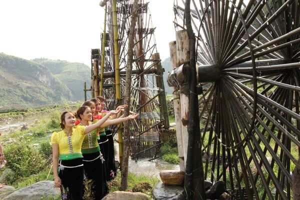 Các cô gái dân tộc Thái bên những guồng nước ở xã Ngọc Chiến, huyện Mường La, tỉnh Sơn La - Sputnik Việt Nam