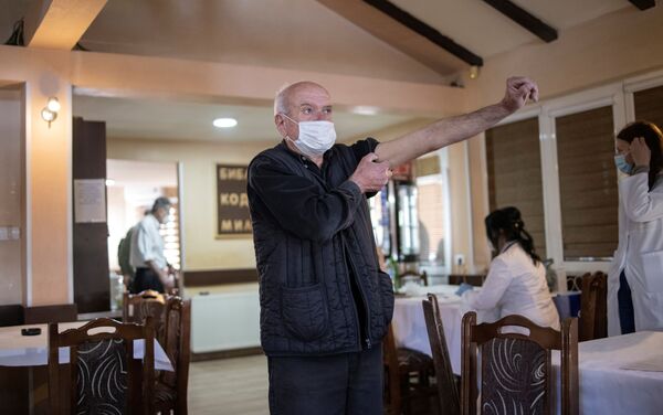 Một người đàn ông được tiêm vắc xin chống lại coronavirus trong nhà hàng Kragujevac, Serbia. - Sputnik Việt Nam