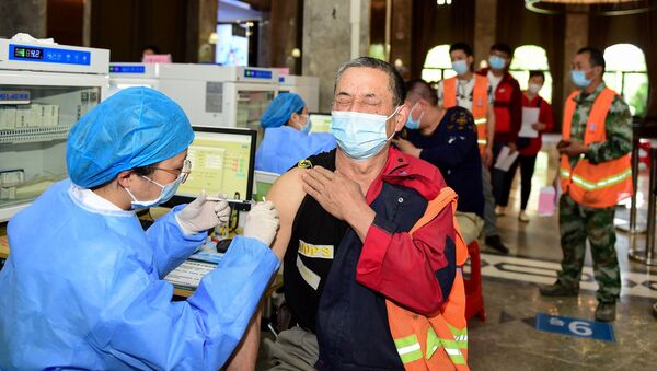 Công nhân Trung Quốc tiêm phòng vắc xin chống coronavirus. - Sputnik Việt Nam