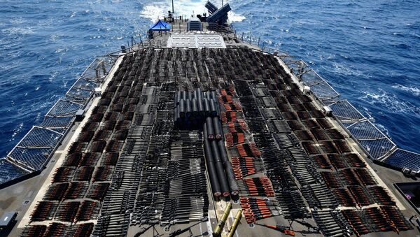 Tuần dương hạm Monterey của Mỹ bắt giữ lô hàng vũ khí do Nga và Trung Quốc sản xuất từ ​​một con tàu không mang dấu hiệu nhận biết - Sputnik Việt Nam
