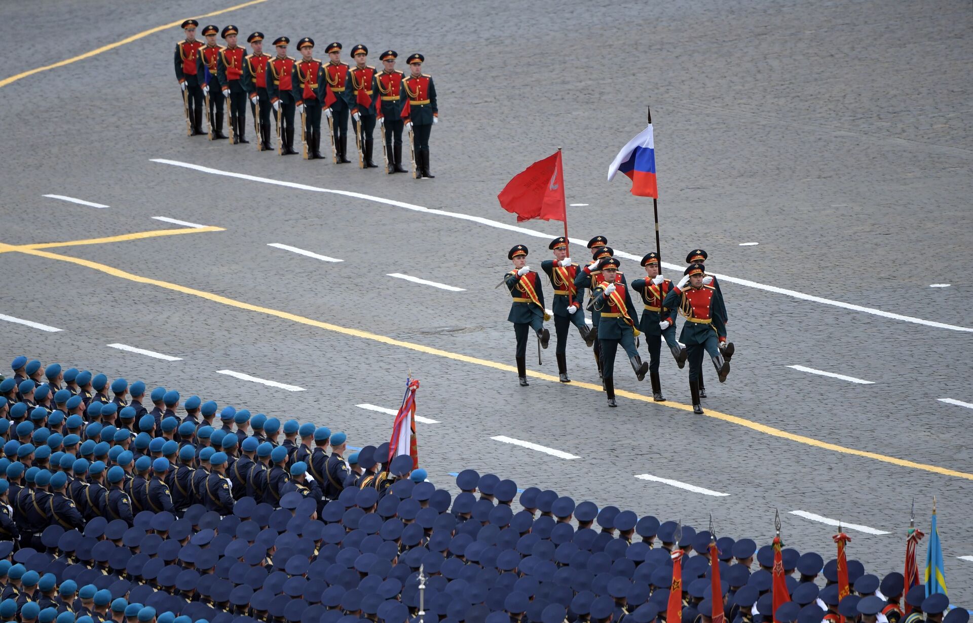 Trên Quảng trường Đỏ của Matxcơva bắt đầu Lễ diễu binh Chiến thắng - Sputnik Việt Nam, 1920, 09.05.2021