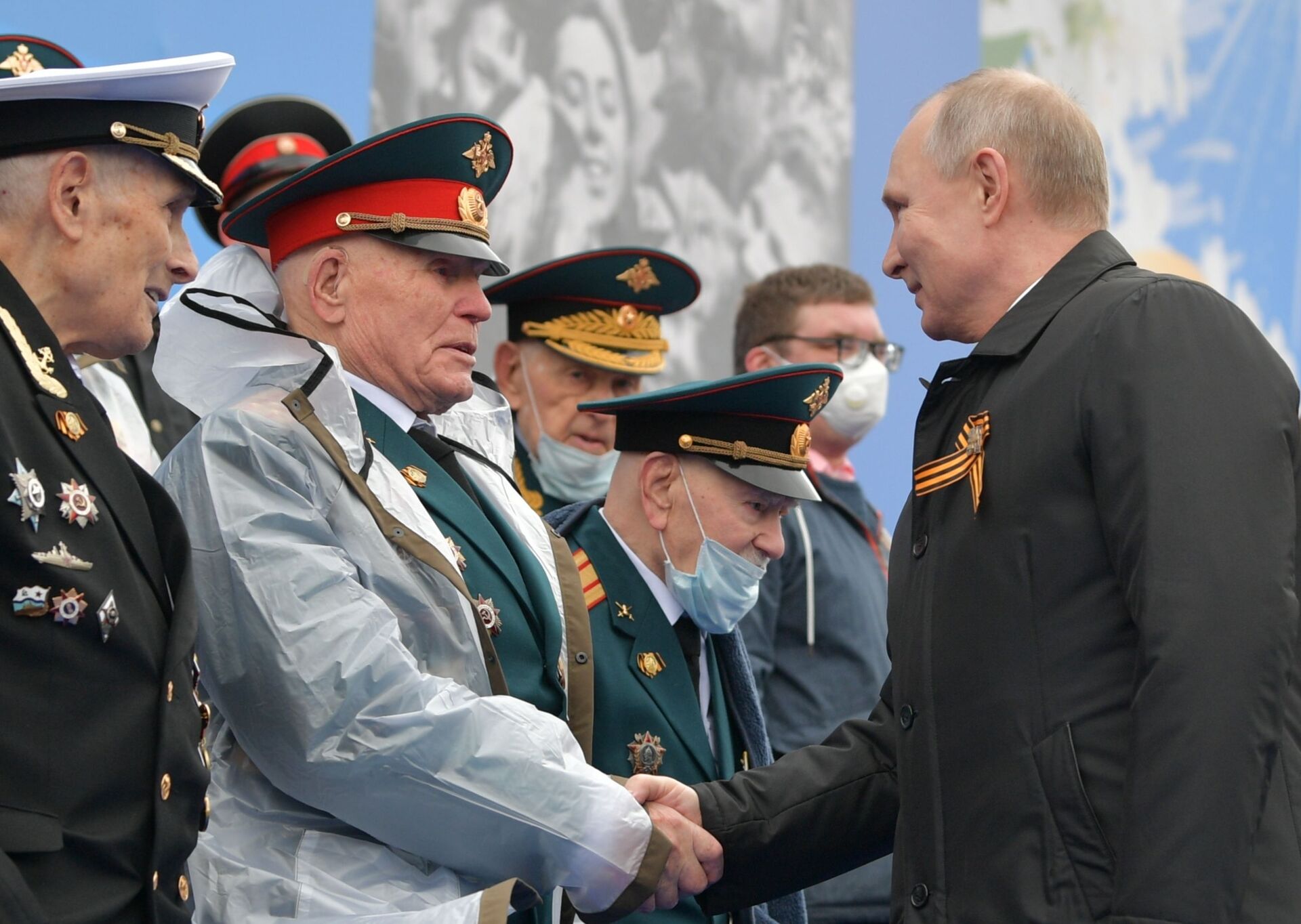 Tổng thống Putin chúc mừng các cựu chiến binh, quân nhân và toàn thể nhân dân Nga nhân Ngày Chiến thắng - Sputnik Việt Nam, 1920, 09.05.2021