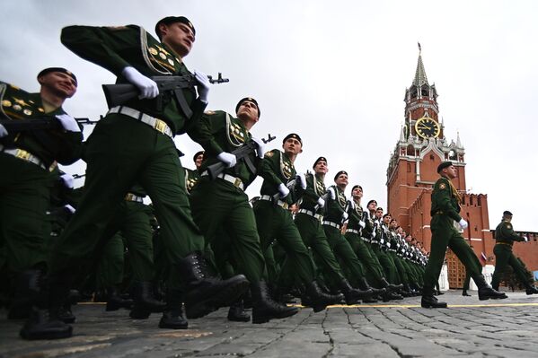 Các học viên quân sự trên Quảng trường Đỏ ở Moskva trước khi bắt đầu cuộc diễu binh nhân kỷ niệm 76 năm Chiến thắng - Sputnik Việt Nam