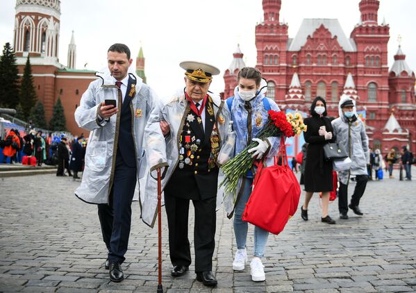 Cựu chiến binh Thế chiến II trên Quảng trường Đỏ ở Moskva sau cuộc diễu binh Chiến thắng - Sputnik Việt Nam