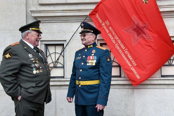 Các quân nhân trong cuộc diễu binh kỷ niệm 76 năm Chiến thắng trong Chiến tranh Vệ quốc Vĩ đại ở Moskva - Sputnik Việt Nam