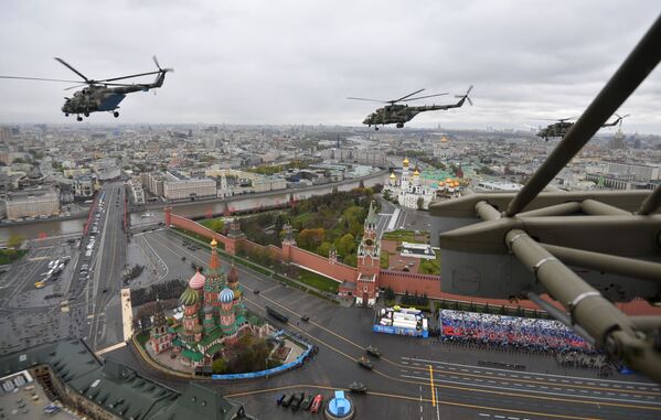 Máy bay  trực thăng của Lực lượng Không quân Vũ trụ tham gia cuộc diễu binh kỷ niệm 76 năm Chiến thắng - Sputnik Việt Nam