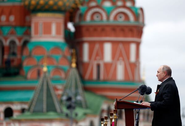 Tổng thống Nga Vladimir Putin tại cuộc diễu binh kỷ niệm 76 năm Chiến thắng ở Moskva - Sputnik Việt Nam