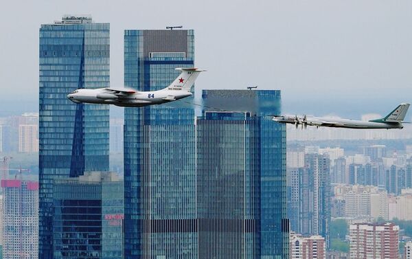 Máy bay tiếp dầu Il-78 và máy bay ném bom chiến lược Tu-95MS bay qua trung tâm thương mại Moscow-City - Sputnik Việt Nam