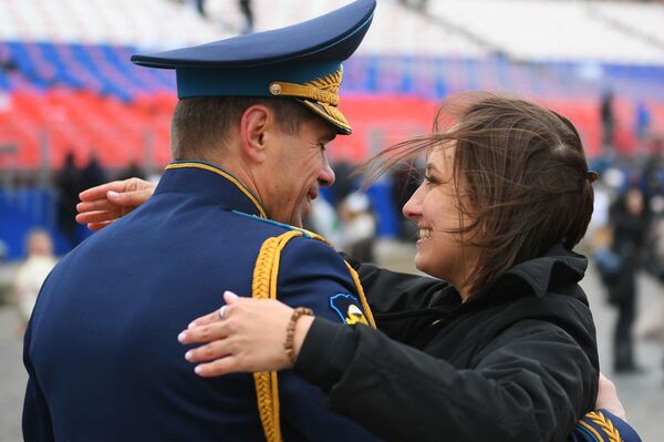 Người lính đi cùng cô gái sau khi kết thúc cuộc diễu binh ở Moskva - Sputnik Việt Nam