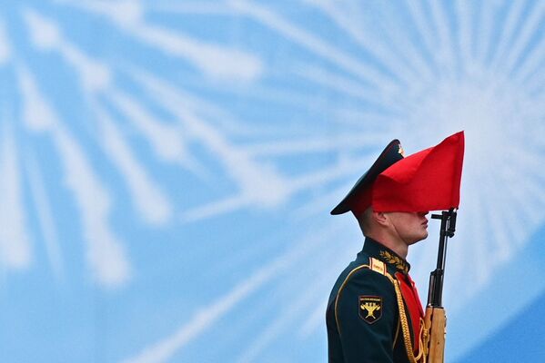 Một quân nhân trong khối diễu binh tại cuộc diễu binh kỷ niệm 76 năm Chiến thắng ở Moskva  - Sputnik Việt Nam