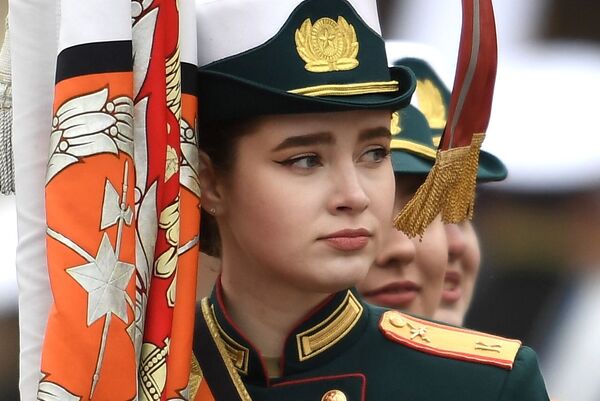 Nữ học viên quân sự trước khi bắt đầu cuộc diễu binh kỷ niệm 76 năm Chiến thắng trong Chiến tranh Vệ quốc Vĩ đại ở Moskva - Sputnik Việt Nam