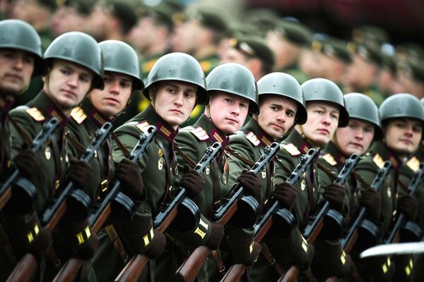Các quân nhân mặc quân phục thời Chiến tranh Vệ quốc Vĩ đại tại cuộc diễu binh kỷ niệm 76 năm Chiến thắng trong Chiến tranh Vệ quốc Vĩ đại 1941-1945 ở  Moskva  - Sputnik Việt Nam