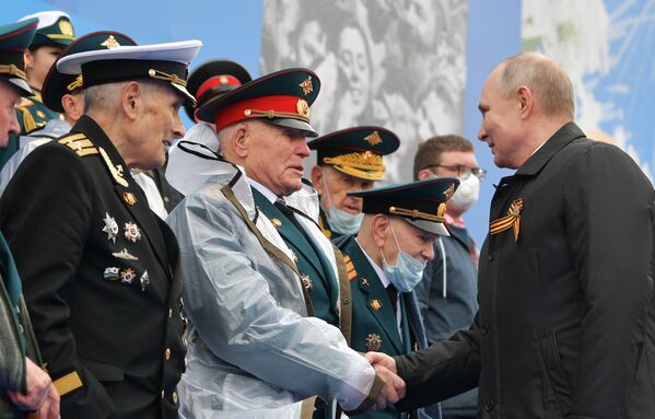 Tổng thống Nga Vladimir Putin và các cựu chiến binh trước khi bắt đầu cuộc diễu binh kỷ niệm 76 năm Chiến thắng trong Chiến tranh Vệ quốc vĩ đại 1941-1945 trên Quảng trường Đỏ ở Moskva - Sputnik Việt Nam
