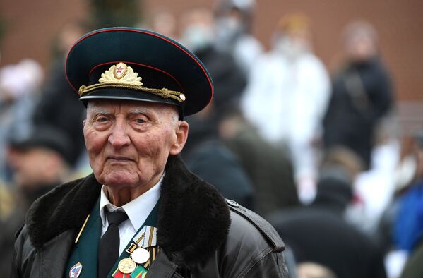 Một vị khách trên lễ đài Quảng trường Đỏ trước khi bắt đầu cuộc diễu binh kỷ niệm 76 năm Chiến thắng trong Chiến tranh Vệ quốc Vĩ đại ở Moskva - Sputnik Việt Nam