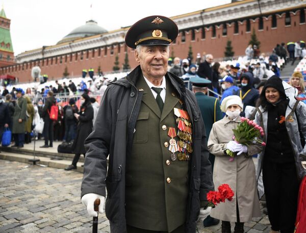 Các vị khách tham dự cuộc diễu binh kỷ niệm 76 năm Chiến thắng trong Chiến tranh Vệ quốc Vĩ đại ở Moskva - Sputnik Việt Nam