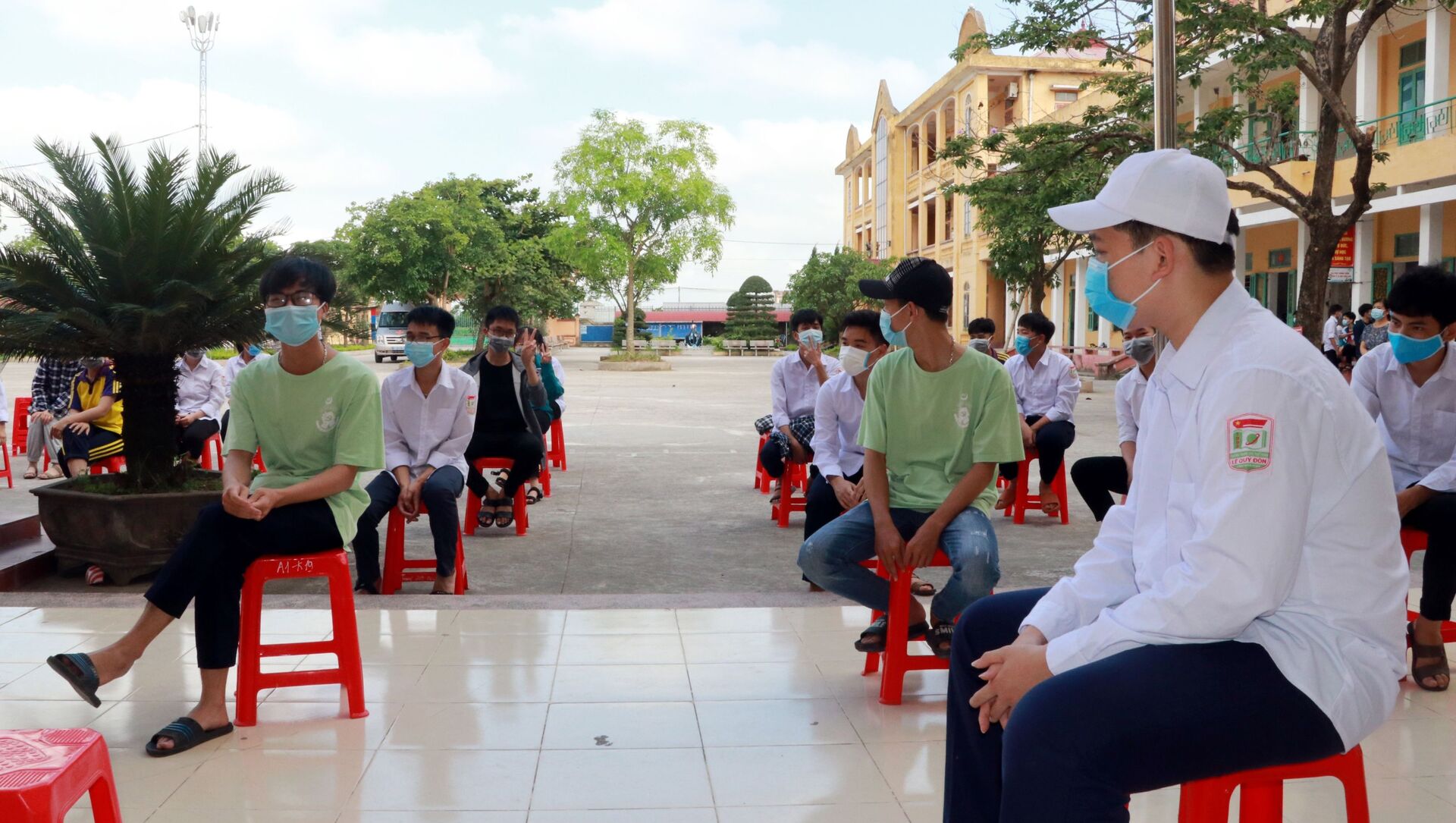 COVID-19: Xét nghiệm cho hơn 1.000 giáo viên và học sinh ở Nam Định - Sputnik Việt Nam, 1920, 14.05.2021