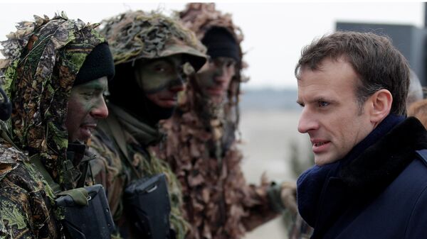 Tổng thống Pháp Emmanuel Macron trong một cuộc tập trận của quân đội Pháp tại một trại quân sự gần Reims - Sputnik Việt Nam