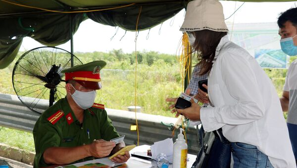 Lực lượng chức năng tại chốt kiểm dịch - Sputnik Việt Nam