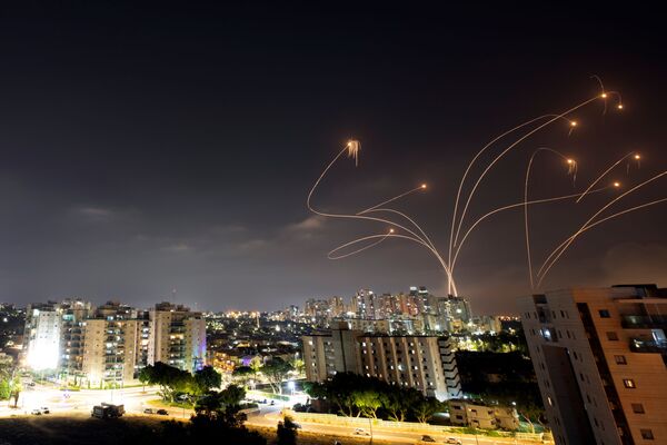 Hệ thống phòng thủ chống tên lửa «Vòm Sắt» của Israel đánh chặn tên lửa phóng từ Dải Gaza về phía Israel - Sputnik Việt Nam