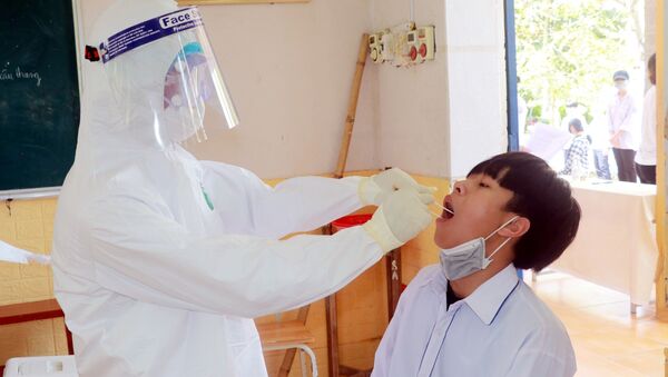Lấy mẫu xét nghiệm COVID-19 cho học sinh Trường THCS thị trấn Cổ Lễ. - Sputnik Việt Nam