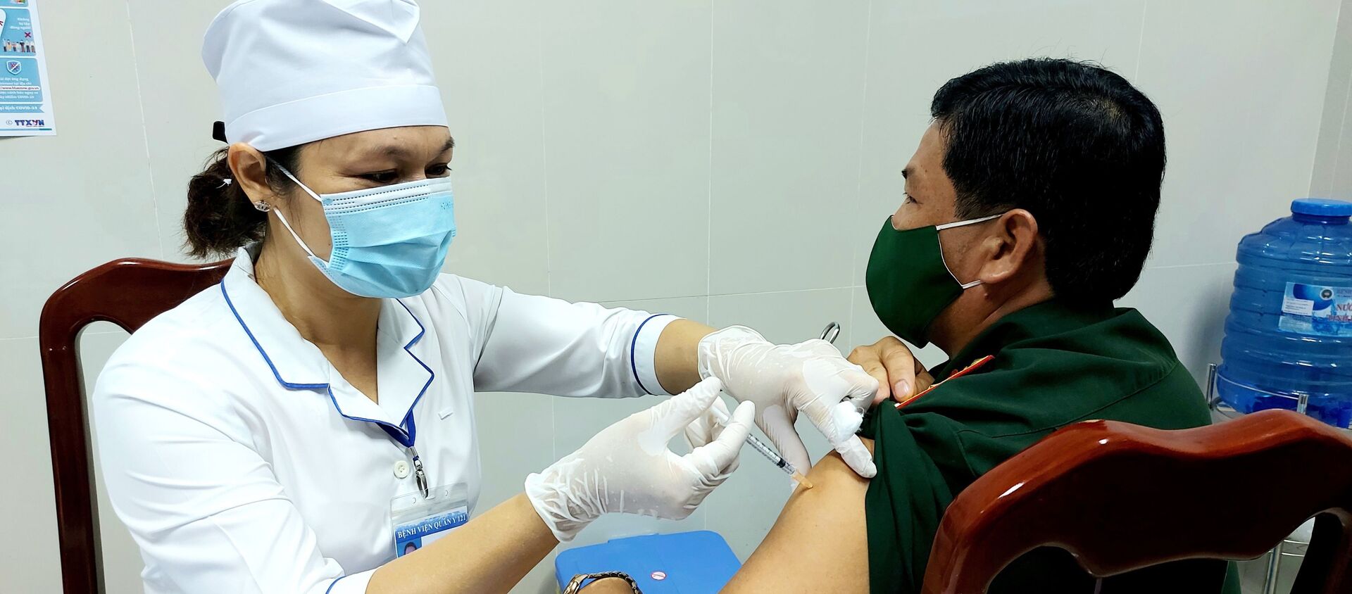 Nhân viên y tế tiến hành tiêm vaccine cho cán bộ, chiến sĩ thuộc Bộ Chỉ huy Quân sự tỉnh Bạc Liêu.  - Sputnik Việt Nam, 1920, 26.05.2021