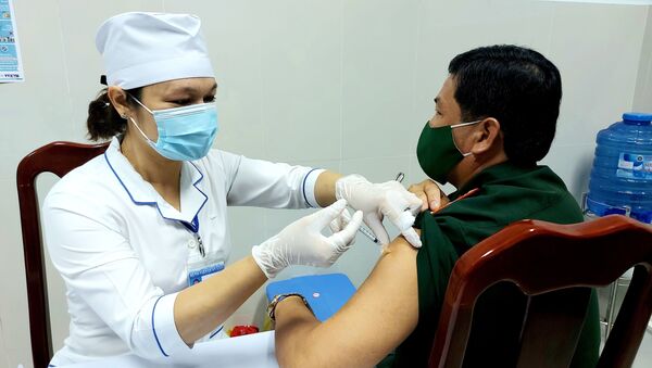 Nhân viên y tế tiến hành tiêm vaccine cho cán bộ, chiến sĩ thuộc Bộ Chỉ huy Quân sự tỉnh Bạc Liêu.  - Sputnik Việt Nam