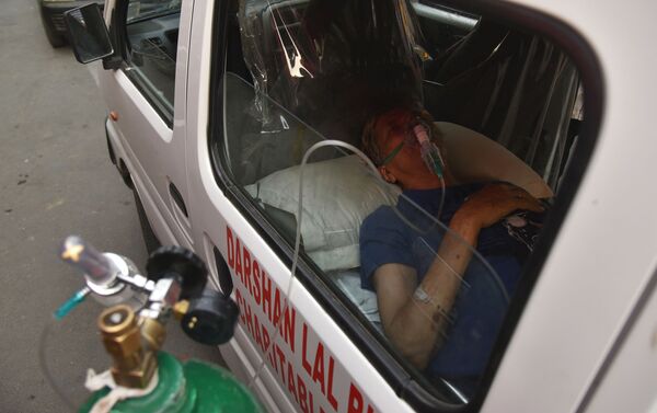 Một người đàn ông bị khó thở được cung cấp oxy miễn phí ở Delhi. - Sputnik Việt Nam