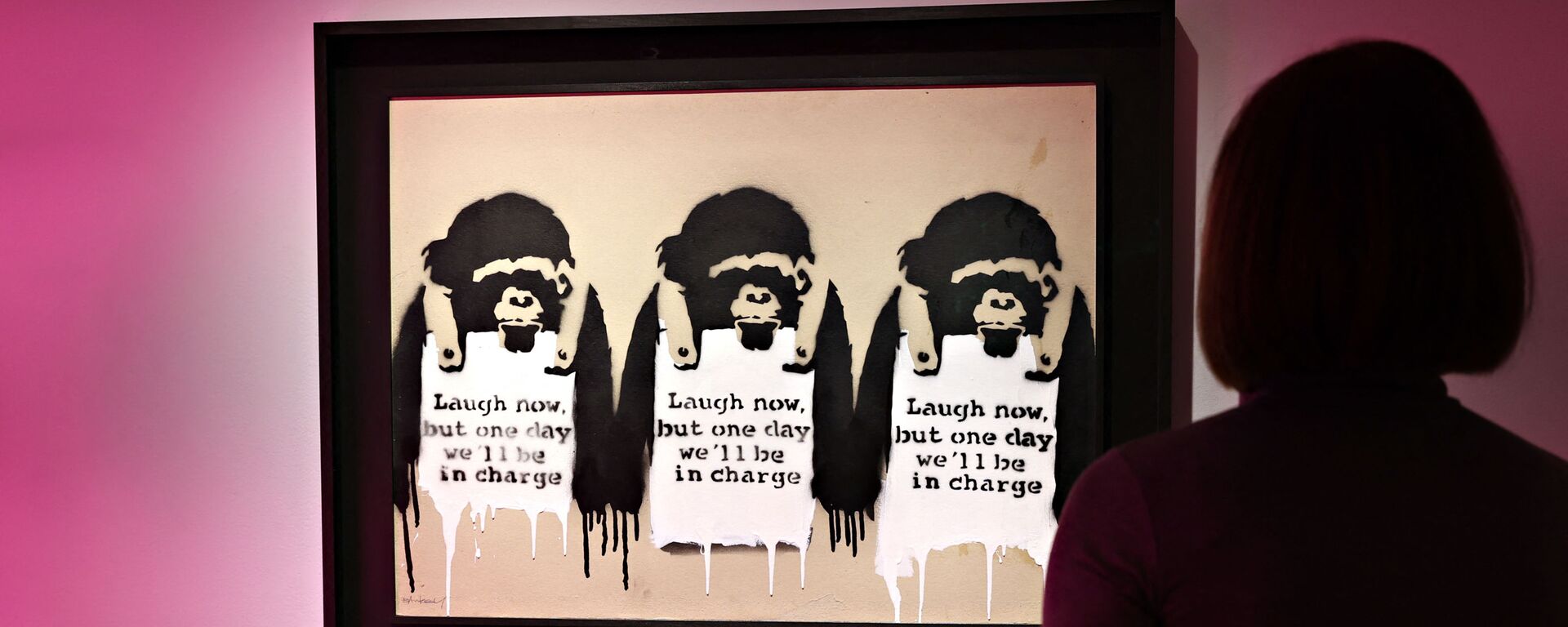 Bức tranh của nghệ sĩ đường phố người Anh Banksy Laugh Now, But One Day We Will Be in Charge. - Sputnik Việt Nam, 1920, 12.05.2021