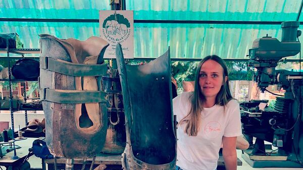 Bác sĩ thú y người Australia Chloe Buiting với bộ phận giả dành cho con voi.  - Sputnik Việt Nam
