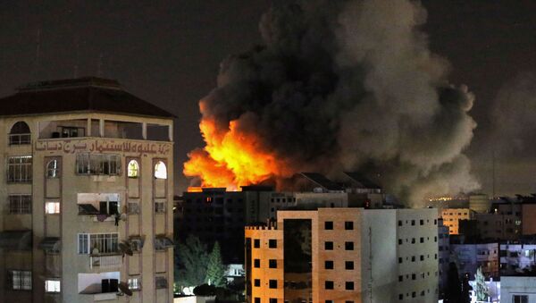 Khói từ cuộc không kích của Israel vào thành phố Gaza. - Sputnik Việt Nam