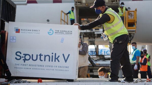 Công nhân sân bay quốc tế Manila bốc dỡ lô vaccine ngừa coronavirus Sputnik V do Nga sản xuất. - Sputnik Việt Nam